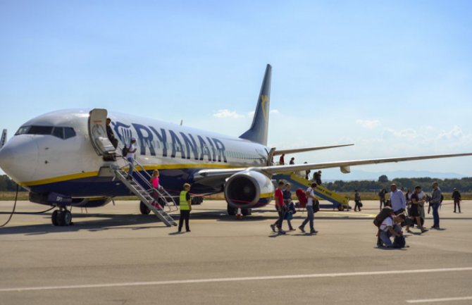 Evo zbog čega se u avion uvijek ukrcavamo sa lijeve strane