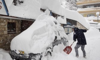 Najmanje sedam osoba poginulo u Alpima, u Austriji se očekuje i do 120 cm novog snijega