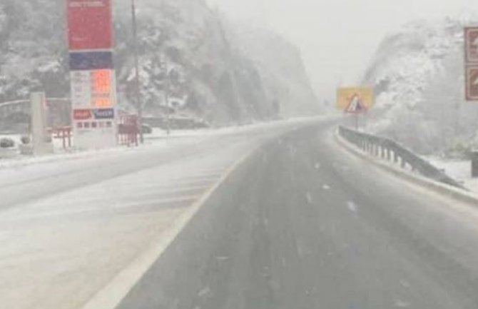 Pojedini putevi u CG zatvoreni za kamione i šlepere, ostalima iz AMSCG savjetuju opreznu vožnju