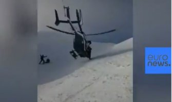 Izuzetna akcija spašavanja skijaša: Helikopter se naslonio na planinu (VIDEO)