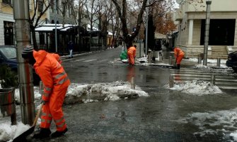 Gradske službe i dalje na terenu u PG: Uklanjaju snijeg sa trotoara(FOTO)
