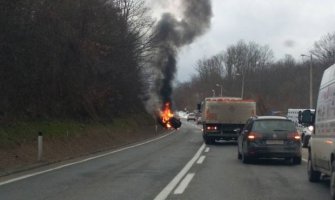 Vozač izgorio u automobilu posle slijetanja