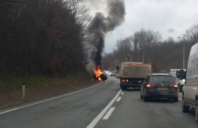 Vozač izgorio u automobilu posle slijetanja