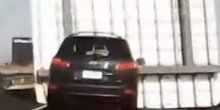 Znak na autoputu pao na automobil, žena srećom preživjela(VIDEO)