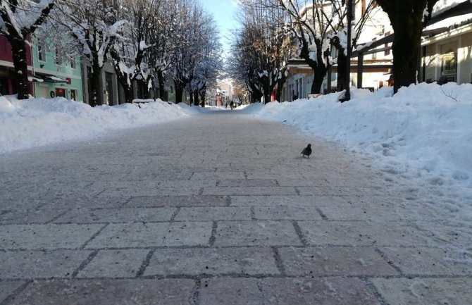 Cetinje: Sa trgova snijeg odvozili kamionima