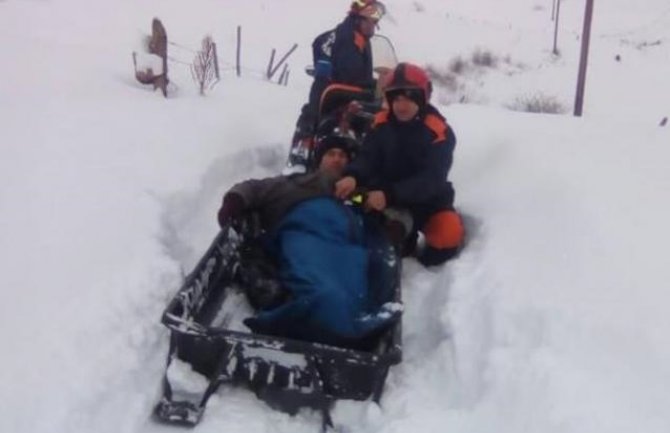 Pljevaljski vatrogasci prevezli motornim sankama bolesno lice iz udaljenog sela