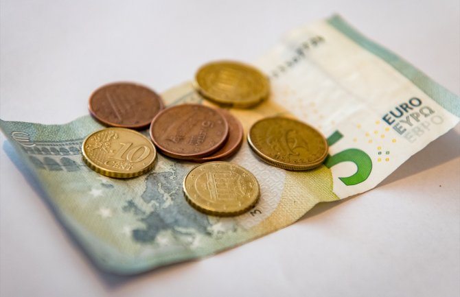 Skoro 10 hiljada radnika u Crnoj Gori prima 193 eura