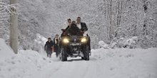 Scena neobičnih svatova: Mladence iz Kragujevca kroz sniježne smetove prevezla monahinja na motoru (foto)