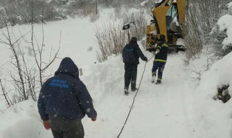 Cetinje: Zaglavio se bager Vodovoda u snijegu, intervenisali vatrogasci