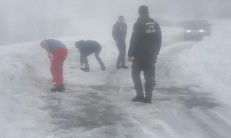 Služba zaštite NP Lovćen pomagala zaglavljenim vozačima u saobraćaju  (FOTO)