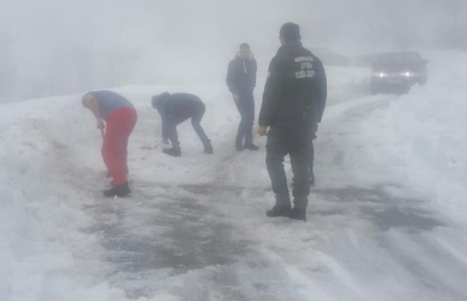 Služba zaštite NP Lovćen pomagala zaglavljenim vozačima u saobraćaju  (FOTO)
