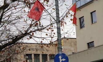 DF: Albanske zastave u Podgorici odgovor na susret sa Putinom