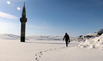 Minaret iznad zaleđenog jezera privlači brojne posjetioce (FOTO)