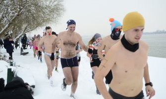 Beograd: Mladići i djevojke na -3 stepena učestvovali u trci u donjem vešu (FOTO) (VIDEO)