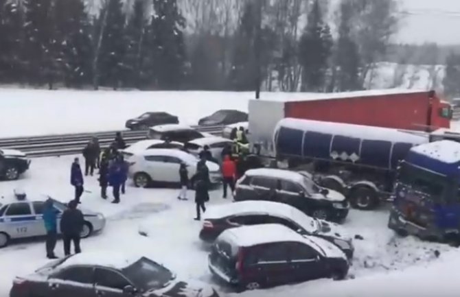 Snijeg napravio haos u Moskvi: 50 vozila učestvovalo u nekoliko sudara (VIDEO)