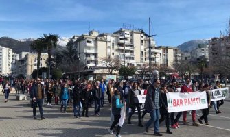  U Baru održan najmasovniji protest građana: Neka budu hrabri, neka raspišu opštinski, ili mjesni referendum (FOTO)