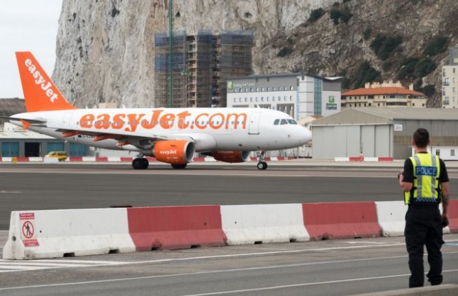 Želio da spriječi roditelje da mu dođu u goste, pa javio da je bomba u avionu