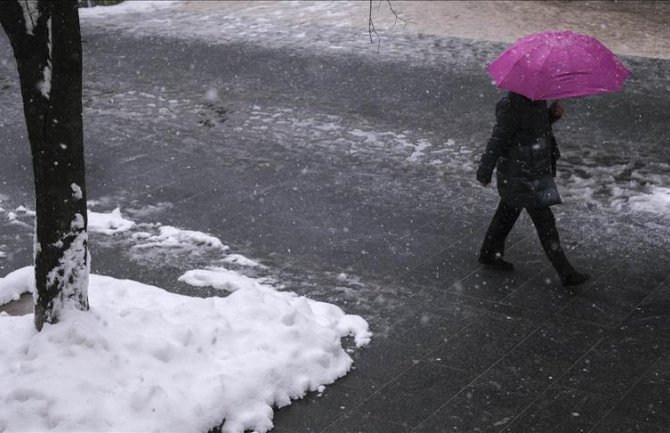 Oblačno sa kišom i snijegom