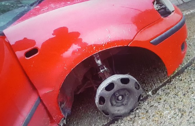 Pijan vozio autoputem bez gume, saobraćajni policajci šokirani(FOTO)