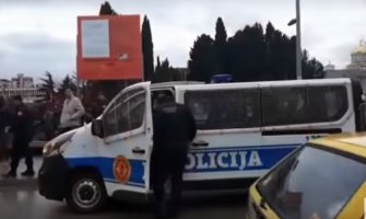 Uz asistenciju policije počelo  