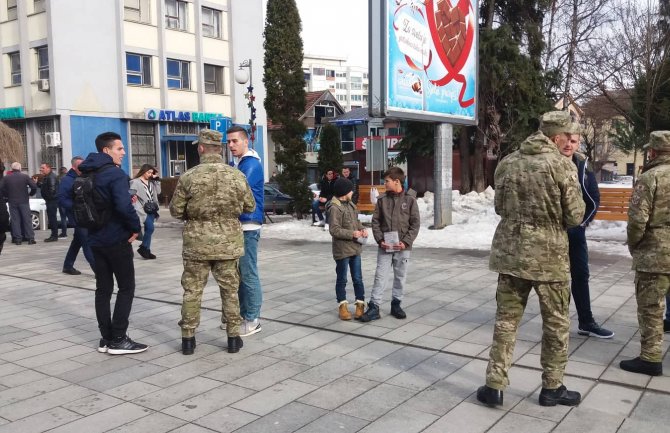 Vojnici razgovarali i sa Bjelopoljcima o dobrovoljnom služenju vojnog roka(FOTO)