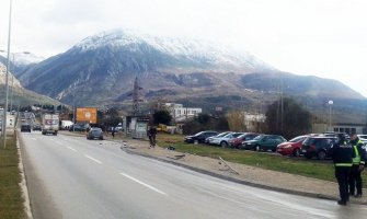 Bar: Koristila telefon u toku vožnje, pa pokosila saobraćajne znake