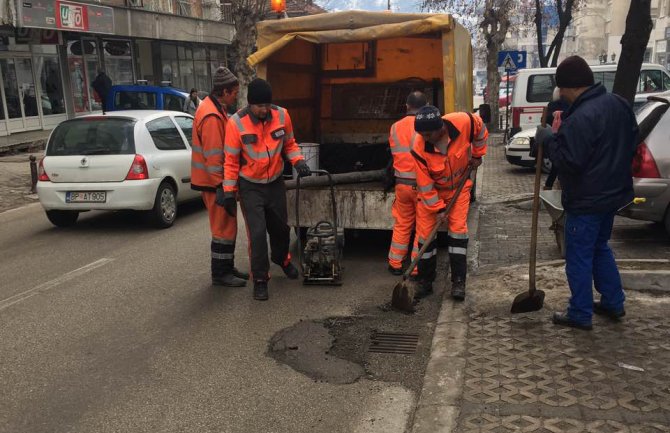 Zima uništila puteve: Počelo krpljenje bjelopoljskih ulica