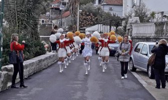 HN: Krenula razdragana cvjetna povorka, preko 15 hiljada gostiju