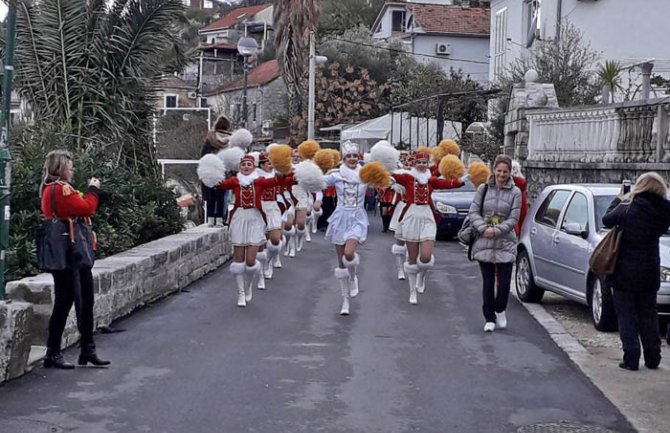 HN: Krenula razdragana cvjetna povorka, preko 15 hiljada gostiju