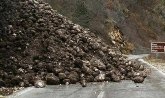 U kanjonu Pive, na dionici puta Plužine-Mratinje, došlo do većeg odrona