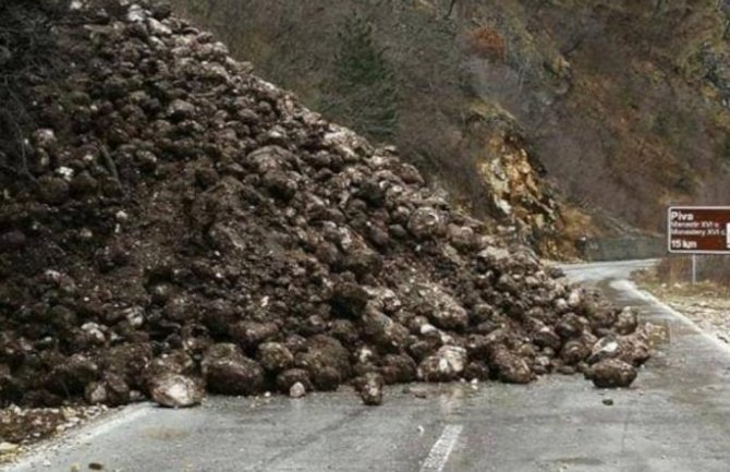 U kanjonu Pive, na dionici puta Plužine-Mratinje, došlo do većeg odrona