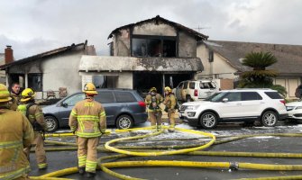 Srušio se mali avion u predgrađu, vatra uništila kuće, najmanje 5 osoba stradalo(VIDEO)
