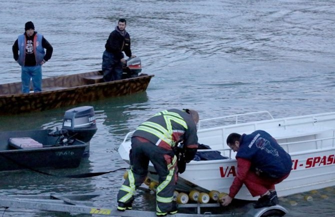 Potraga obustavljena,jezero mutno, ronioci opipavali teren