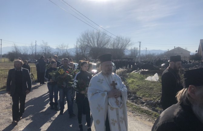 Sahranjene Nine i Jana Kumburović: Zemlja tuguje, nebo se raduje