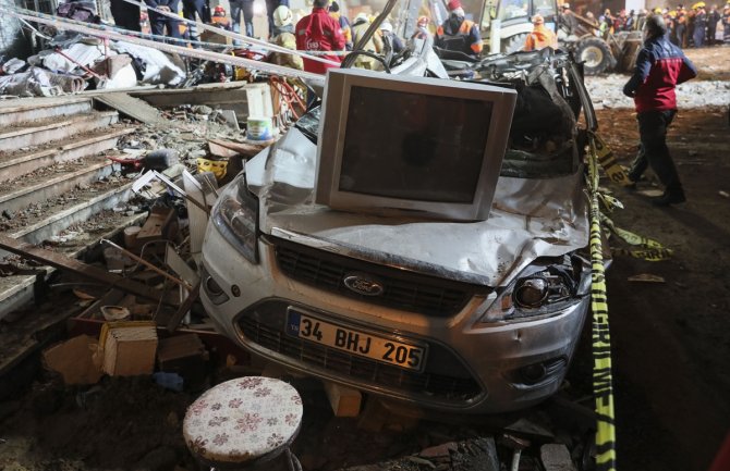 Nakon dva dana pod ruševinama spašen tinejdžer, 15 poginulih