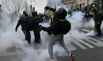 Granata otkinula dio ruke demonstrantu „Žutih prsluka“ (VIDEO)