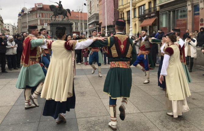 Crnogorsko oro i ples Kotoranki na Trgu Bana Jelačića