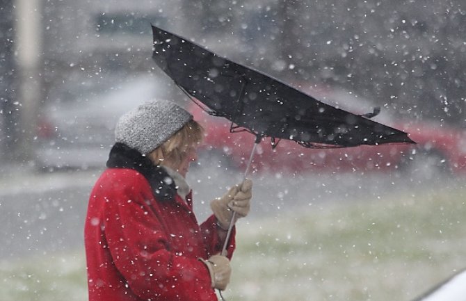 Vjetar, slab snijeg i mećava