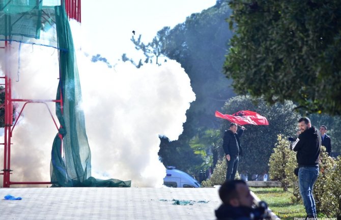 Albanija: U sukobima pristalica opozicije i policije povrijeđeno šest osoba