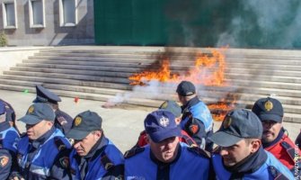 Albanija: Poslanici opozicije vratili mandate, 2.000 policajaca će obezbjeđivati protest