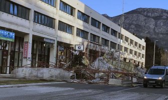 Vjetar lomi širom CG: U Baru pala građevinska skela,  4 požara u HN, ošetećeni krovovi, oborena stabla