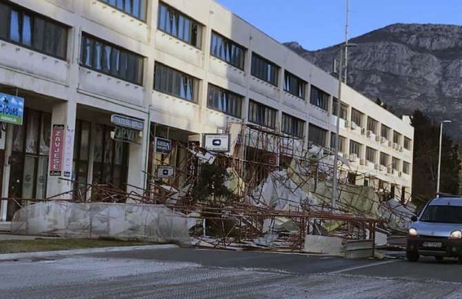 Vjetar lomi širom CG: U Baru pala građevinska skela,  4 požara u HN, ošetećeni krovovi, oborena stabla