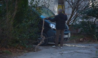 Vjetar u Trebinju odnio konstrukciju bazena, u Mostaru jedna osoba povrijeđena nakon što je stablo palo na automobile(FOTO)