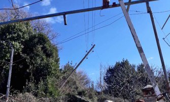 Dio Zelenike i zaleđa skoro 30 sati bez struje, potopljene barke u Budvi(VIDEO)