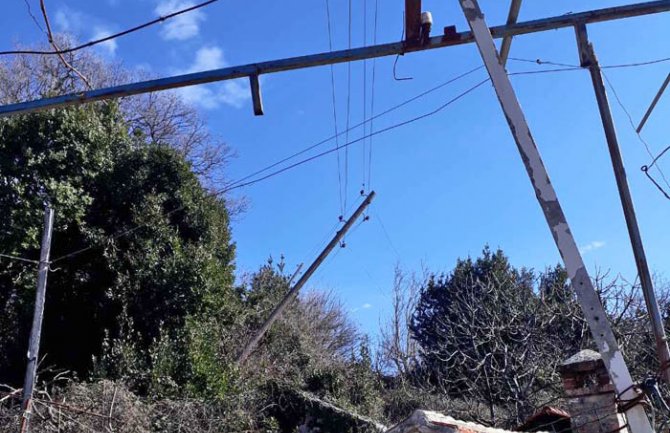 Dio Zelenike i zaleđa skoro 30 sati bez struje, potopljene barke u Budvi(VIDEO)