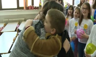 Dirljiv doček u školi za drugara koji je pobijedio tumor: Super Martin se vratio kao pobjednik