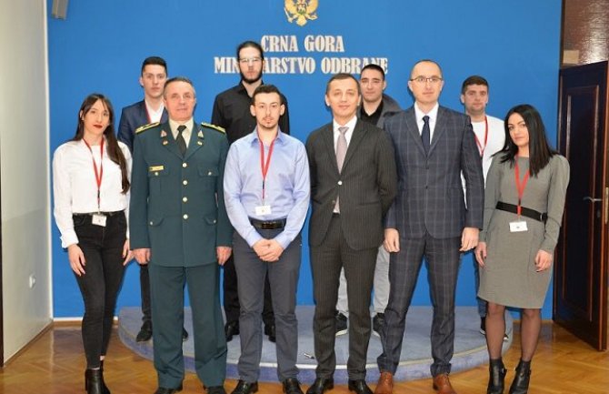 Bošković sa stipendistima Ministarstva odbrane: Ući ćete u instituciju koja ne prima prosječne