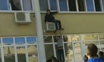 Požar u Mašinskoj školi u Podgorici, učenici iskakali kroz prozore(FOTO)