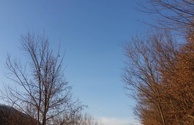 Oblačno sa sunčanim intervalima, krajem dana moguće slabe padavine