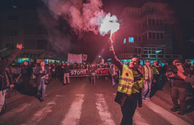 Više od 10.000 građana na protestu u Podgorici: Pozvali opoziciju da napusti Skupštinu Crne Gore (FOTO)